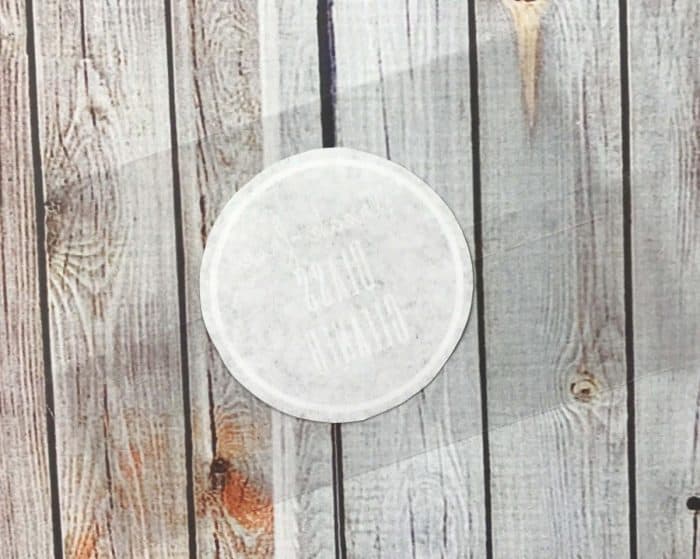 Best DIY Streak-Free Window & Mirror Cleaner {with essential oil} -- natural & it really works!! no spots, no streaks, my glass & mirrors got super shiny and sparkly! best essential oil glass cleaner recipe ever!