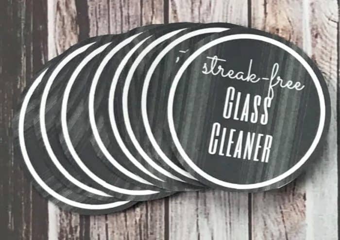 Best DIY Streak-Free Window & Mirror Cleaner {with essential oil} -- natural & it really works!! no spots, no streaks, my glass & mirrors got super shiny and sparkly! best essential oil glass cleaner recipe ever!