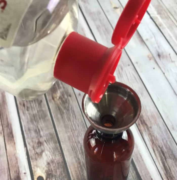 simple 3-ingredient DIY facial toner reduces redness, fights wrinkles & age spots, shrinks pores, & banishes acne. Great for all skin types. {homemade facial toner with essential oils}