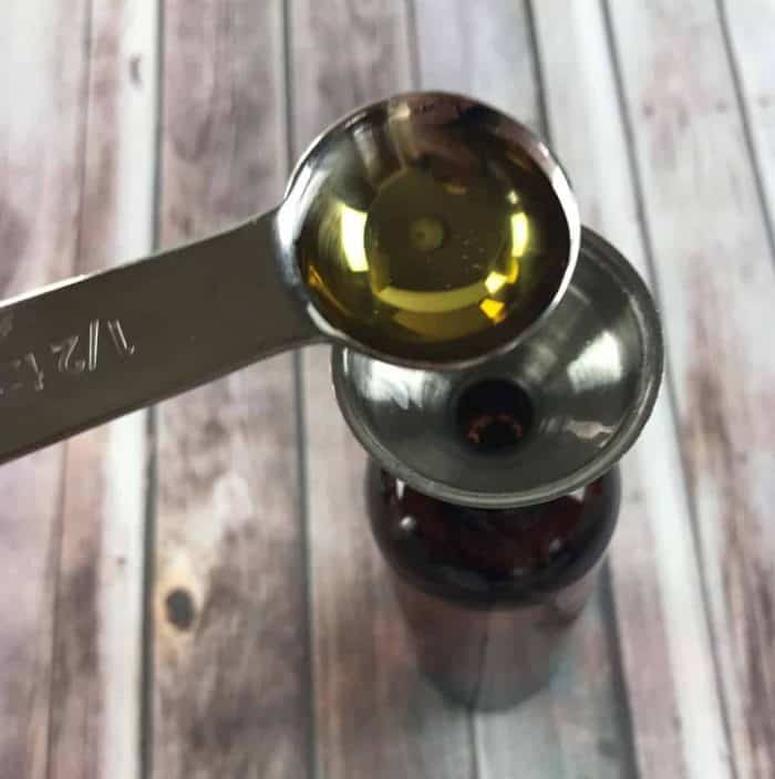 simple 3-ingredient DIY facial toner reduces redness, fights wrinkles & age spots, shrinks pores, & banishes acne. Great for all skin types. {homemade facial toner with essential oils}