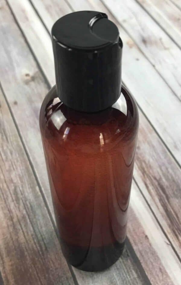 simple 3-ingredient DIY facial toner reduces redness, fights wrinkles & age spots, shrinks pores, & banishes acne. Great for all skin types. {homemade facial toner with essential oils}