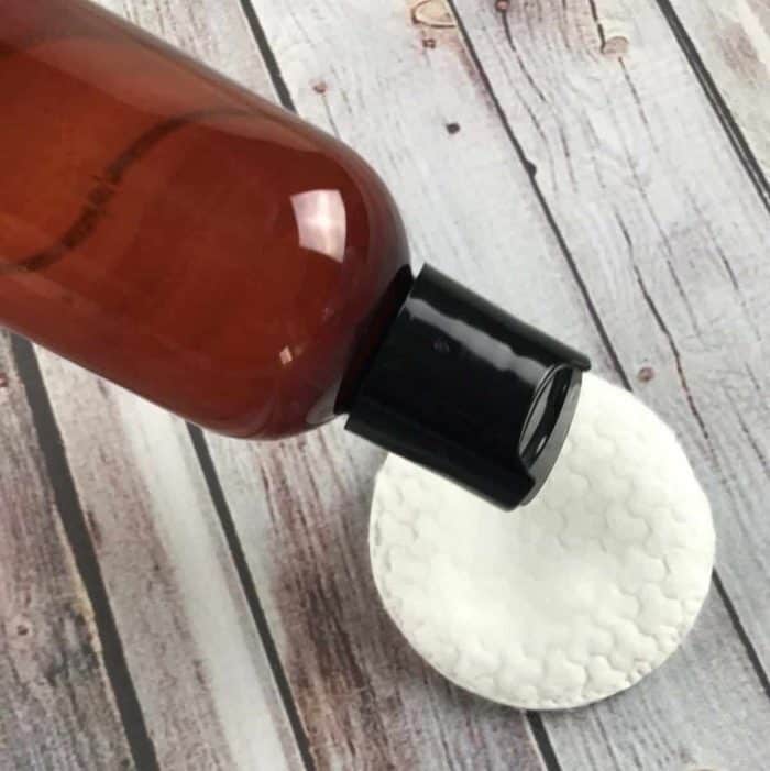 simple 3-ingredient DIY facial toner reduces redness, fights wrinkles & age spots, shrinks pores, & banishes acne. Great for all skin types. {homemade facial toner with essential oils}