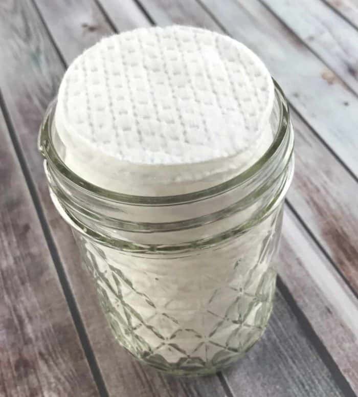 simple 3-ingredient DIY facial toner reduces redness, fights wrinkles & age spots, shrinks pores, & banishes acne. Great for all skin types. {homemade facial toner with essential oils}