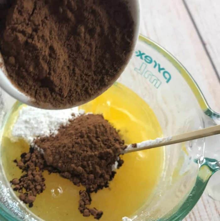 homemade essential oil sunscreen recipe. It's water resistant, protects against UVA and UVB , and SPF 30+. Plus it rubs in completely and it's not sticky or overly greasy. {DIY natural sunscreen recipe, essential oil recipe, essential oil DIY, doTERRA, Young Living, Plant Therapy}