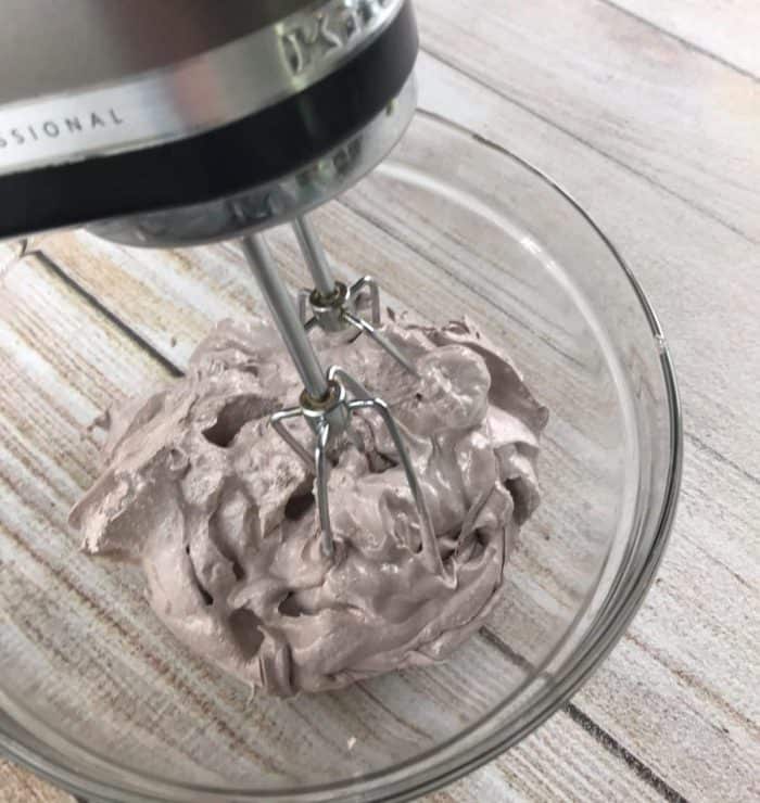 homemade essential oil sunscreen recipe. It's water resistant, protects against UVA and UVB , and SPF 30+. Plus it rubs in completely and it's not sticky or overly greasy. {DIY natural sunscreen recipe, essential oil recipe, essential oil DIY, doTERRA, Young Living, Plant Therapy}