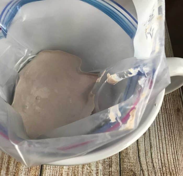 homemade essential oil sunscreen recipe. It's water resistant, protects against UVA and UVB , and SPF 30+. Plus it rubs in completely and it's not sticky or overly greasy. {DIY natural sunscreen recipe, essential oil recipe, essential oil DIY, doTERRA, Young Living, Plant Therapy}