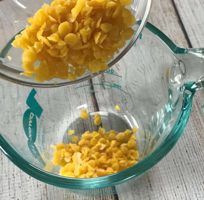 DIY Essential Oil Bug Repellent Lotion Bars -- all-natural and deet-free recipe to keep mosquitoes & ticks away. smell great & non-greasy