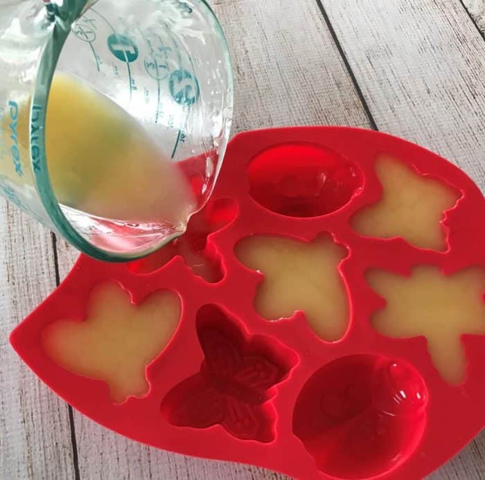 DIY Essential Oil Bug Repellent Lotion Bars -- all-natural and deet-free recipe to keep mosquitoes & ticks away. smell great & non-greasy