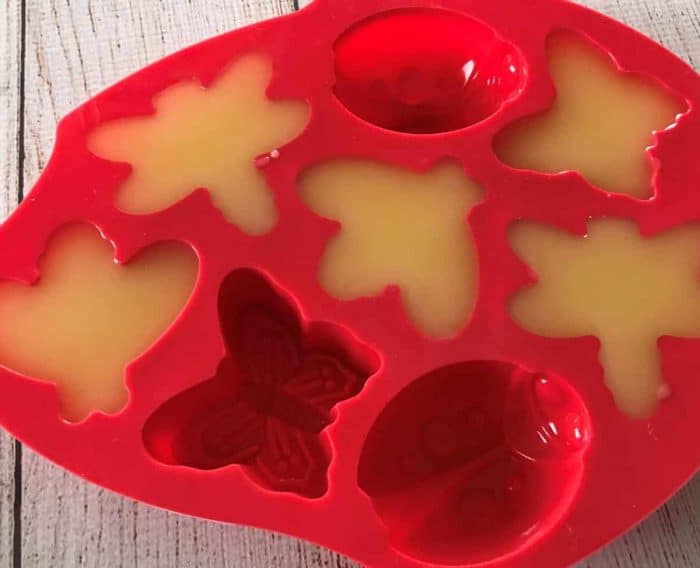 DIY Essential Oil Bug Repellent Lotion Bars -- all-natural and deet-free recipe to keep mosquitoes & ticks away. smell great & non-greasy