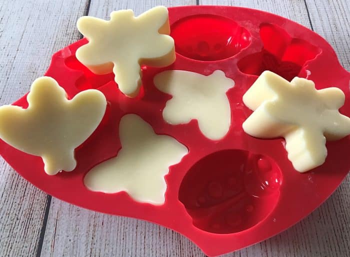 DIY Essential Oil Bug Repellent Lotion Bars -- all-natural and deet-free recipe to keep mosquitoes & ticks away. smell great & non-greasy