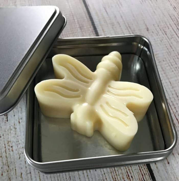 DIY Essential Oil Bug Repellent Lotion Bars -- all-natural and deet-free recipe to keep mosquitoes & ticks away. smell great & non-greasy