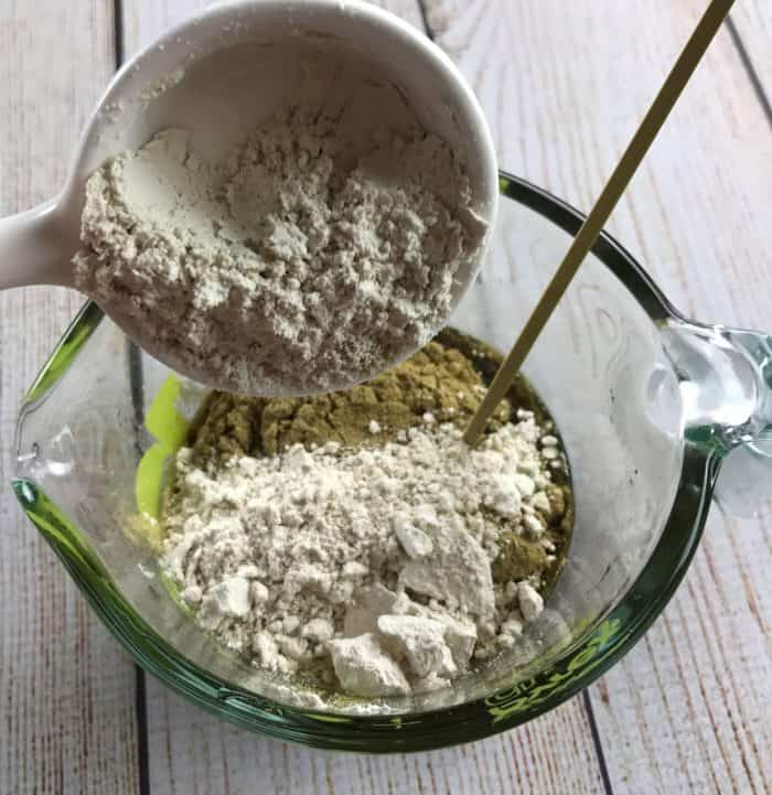 Got a bug bite, rash or other itchy nuisance? homemade natural anti-itch stick with essential oils. Itch relief in no time!