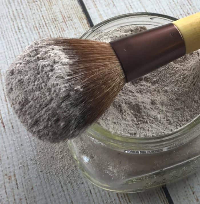 best dry shampoo recipe -- adds volume to hair, gives instant lift to roots, & it smells amazing! customize for blondes, brunettes, & redheads