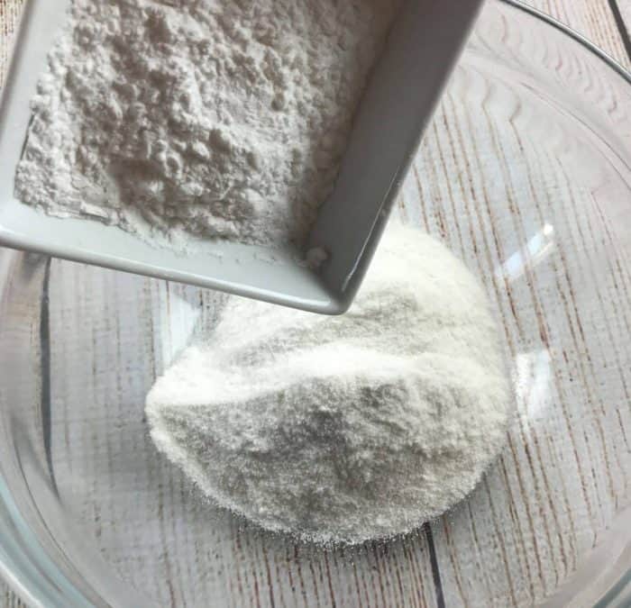 best dry shampoo recipe -- adds volume to hair, gives instant lift to roots, & it smells amazing! customize for blondes, brunettes, & redheads