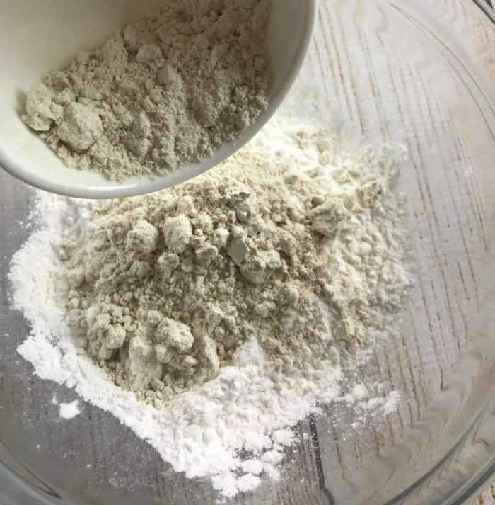 best dry shampoo recipe -- adds volume to hair, gives instant lift to roots, & it smells amazing! customize for blondes, brunettes, & redheads