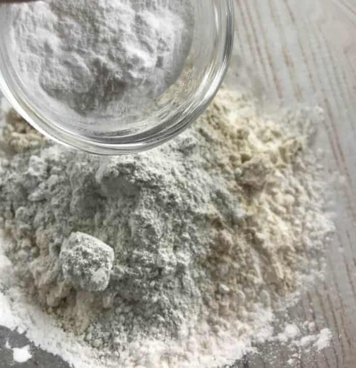 best dry shampoo recipe -- adds volume to hair, gives instant lift to roots, & it smells amazing! customize for blondes, brunettes, & redheads