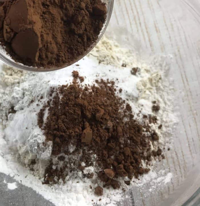 best dry shampoo recipe -- adds volume to hair, gives instant lift to roots, & it smells amazing! customize for blondes, brunettes, & redheads