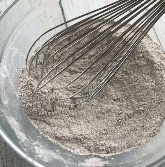 best dry shampoo recipe -- adds volume to hair, gives instant lift to roots, & it smells amazing! customize for blondes, brunettes, & redheads