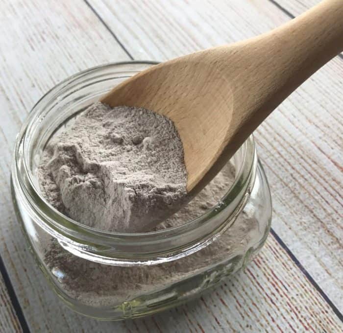 best dry shampoo recipe -- adds volume to hair, gives instant lift to roots, & it smells amazing! customize for blondes, brunettes, & redheads