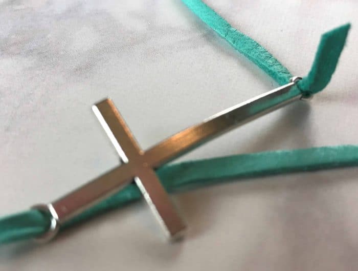 Make your own DIY essential oil diffuser bracelet with just a couple of supplies, less than 2 minutes to make, and no special craft skills needed. Fun for a girls night or make & take class. Plus there are lots of ideas for how to customize the scent of your diffuser bracelet to suit your mood: energizing to wake you up, lift your spirits, calm & relax, focus & concentrate, support immune system, and rev up your libido.