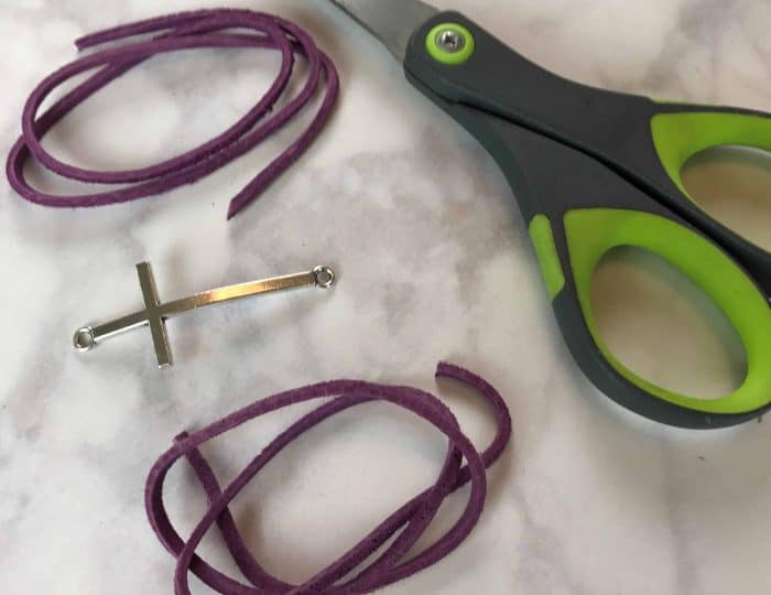 Make your own DIY essential oil diffuser bracelet with just a couple of supplies, less than 2 minutes to make, and no special craft skills needed. Fun for a girls night or make & take class. Plus there are lots of ideas for how to customize the scent of your diffuser bracelet to suit your mood: energizing to wake you up, lift your spirits, calm & relax, focus & concentrate, support immune system, and rev up your libido.