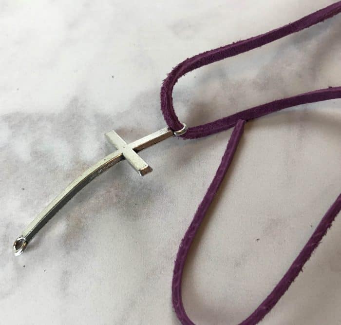 Make your own DIY essential oil diffuser bracelet with just a couple of supplies, less than 2 minutes to make, and no special craft skills needed. Fun for a girls night or make & take class. Plus there are lots of ideas for how to customize the scent of your diffuser bracelet to suit your mood: energizing to wake you up, lift your spirits, calm & relax, focus & concentrate, support immune system, and rev up your libido.