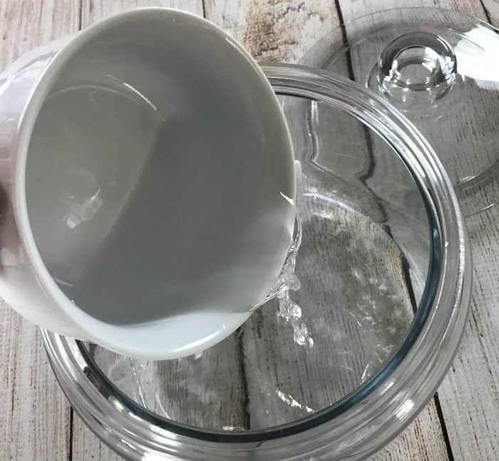 Easy all-natural essential oil cleaning wipes for kitchen counters, shopping carts, sinks, mold & mildew, bathrooms, stainless steel & more. all natural and toxic way to clean, disinfect, and sanitize. made with lemon essential oil, tea tree (melaleuca) essential oil, and eucalyptus essential oil. #essentialoilrecipe #essentialoilcleaning #essentialoilDIY