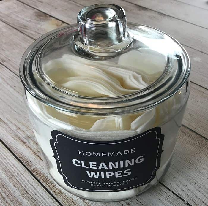 Easy all-natural essential oil cleaning wipes for kitchen counters, shopping carts, sinks, mold & mildew, bathrooms, stainless steel & more. all natural and toxic way to clean, disinfect, and sanitize. made with lemon essential oil, tea tree (melaleuca) essential oil, and eucalyptus essential oil. #essentialoilrecipe #essentialoilcleaning #essentialoilDIY