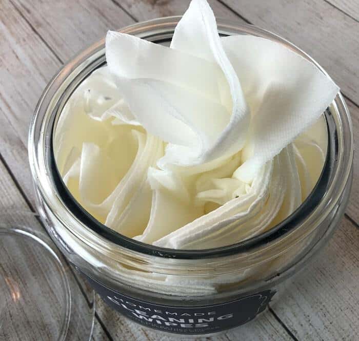 Easy all-natural essential oil cleaning wipes for kitchen counters, shopping carts, sinks, mold & mildew, bathrooms, stainless steel & more. all natural and toxic way to clean, disinfect, and sanitize. made with lemon essential oil, tea tree (melaleuca) essential oil, and eucalyptus essential oil. #essentialoilrecipe #essentialoilcleaning #essentialoilDIY