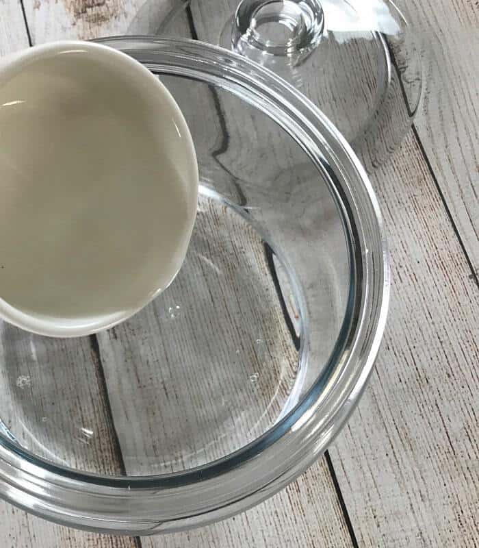 Easy all-natural essential oil cleaning wipes for kitchen counters, shopping carts, sinks, mold & mildew, bathrooms, stainless steel & more. all natural and toxic way to clean, disinfect, and sanitize. made with lemon essential oil, tea tree (melaleuca) essential oil, and eucalyptus essential oil. #essentialoilrecipe #essentialoilcleaning #essentialoilDIY