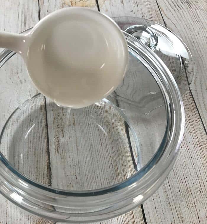 Easy all-natural essential oil cleaning wipes for kitchen counters, shopping carts, sinks, mold & mildew, bathrooms, stainless steel & more. all natural and toxic way to clean, disinfect, and sanitize. made with lemon essential oil, tea tree (melaleuca) essential oil, and eucalyptus essential oil. #essentialoilrecipe #essentialoilcleaning #essentialoilDIY