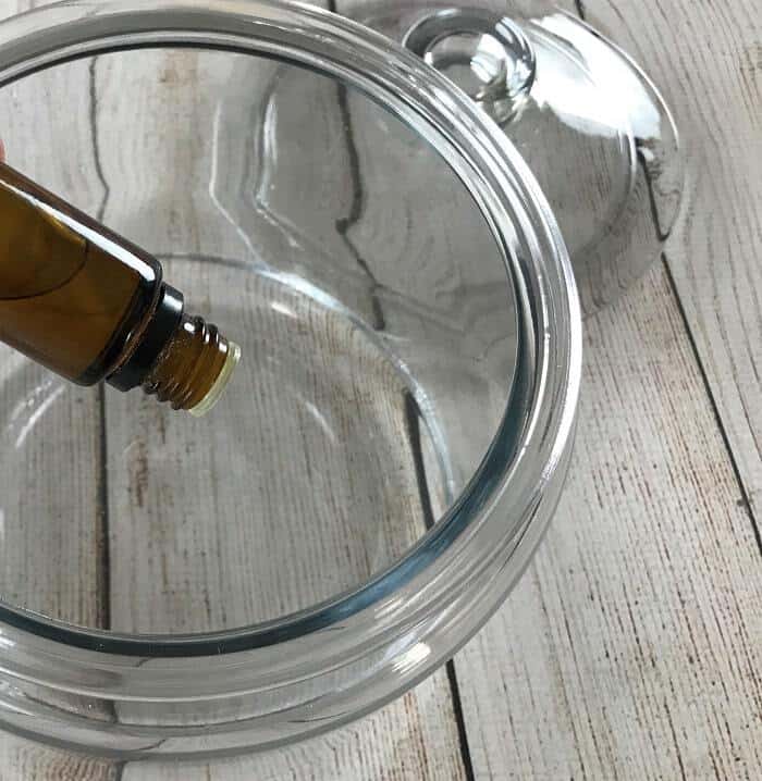 Easy all-natural essential oil cleaning wipes for kitchen counters, shopping carts, sinks, mold & mildew, bathrooms, stainless steel & more. all natural and toxic way to clean, disinfect, and sanitize. made with lemon essential oil, tea tree (melaleuca) essential oil, and eucalyptus essential oil. #essentialoilrecipe #essentialoilcleaning #essentialoilDIY
