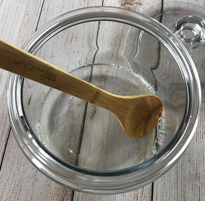 Easy all-natural essential oil cleaning wipes for kitchen counters, shopping carts, sinks, mold & mildew, bathrooms, stainless steel & more. all natural and toxic way to clean, disinfect, and sanitize. made with lemon essential oil, tea tree (melaleuca) essential oil, and eucalyptus essential oil. #essentialoilrecipe #essentialoilcleaning #essentialoilDIY