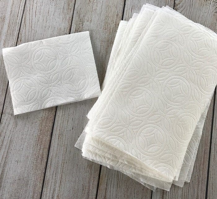 Easy all-natural essential oil cleaning wipes for kitchen counters, shopping carts, sinks, mold & mildew, bathrooms, stainless steel & more. all natural and toxic way to clean, disinfect, and sanitize. made with lemon essential oil, tea tree (melaleuca) essential oil, and eucalyptus essential oil. #essentialoilrecipe #essentialoilcleaning #essentialoilDIY