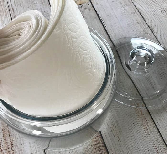 Easy all-natural essential oil cleaning wipes for kitchen counters, shopping carts, sinks, mold & mildew, bathrooms, stainless steel & more. all natural and toxic way to clean, disinfect, and sanitize. made with lemon essential oil, tea tree (melaleuca) essential oil, and eucalyptus essential oil. #essentialoilrecipe #essentialoilcleaning #essentialoilDIY