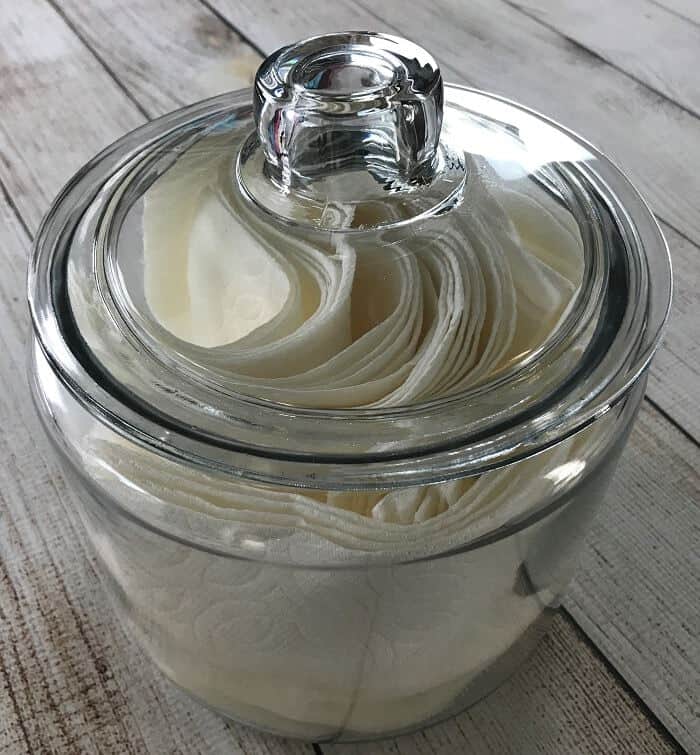 Easy all-natural essential oil cleaning wipes for kitchen counters, shopping carts, sinks, mold & mildew, bathrooms, stainless steel & more. all natural and toxic way to clean, disinfect, and sanitize. made with lemon essential oil, tea tree (melaleuca) essential oil, and eucalyptus essential oil. #essentialoilrecipe #essentialoilcleaning #essentialoilDIY