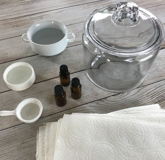 Easy all-natural essential oil cleaning wipes for kitchen counters, shopping carts, sinks, mold & mildew, bathrooms, stainless steel & more. all natural and toxic way to clean, disinfect, and sanitize. made with lemon essential oil, tea tree (melaleuca) essential oil, and eucalyptus essential oil. #essentialoilrecipe #essentialoilcleaning #essentialoilDIY
