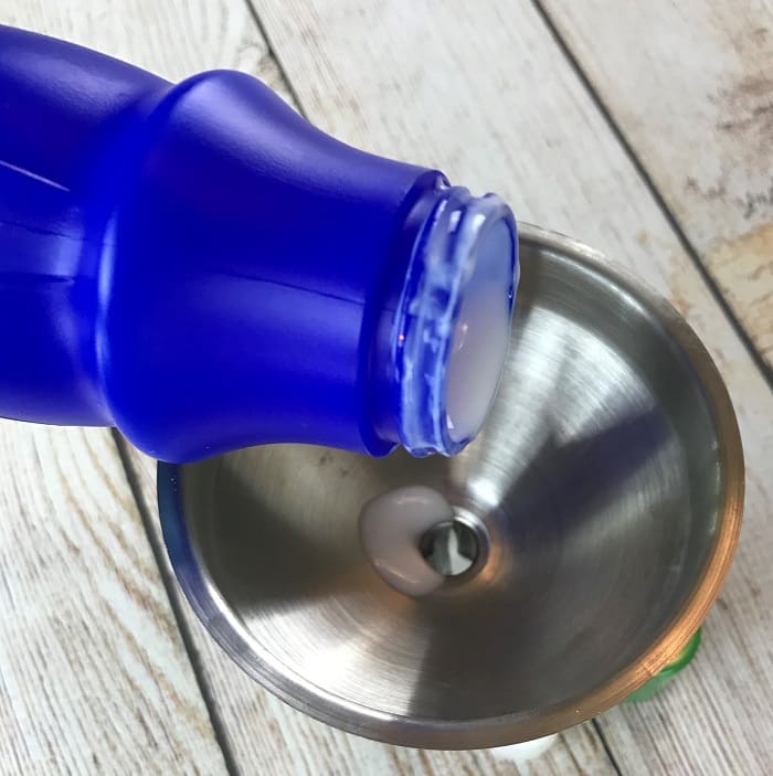 Natural essential oil deodorant recipe that REALLY WORKS. Cheap and easy to make with just 2 ingredients. Plus best essential oils for deodorants and 15 essential oil deodorant blends. #essentialoilrecipes #naturalDIY #essentialoilDIY #doterra #youngliving #oneessentialcommunity #naturalbeauty