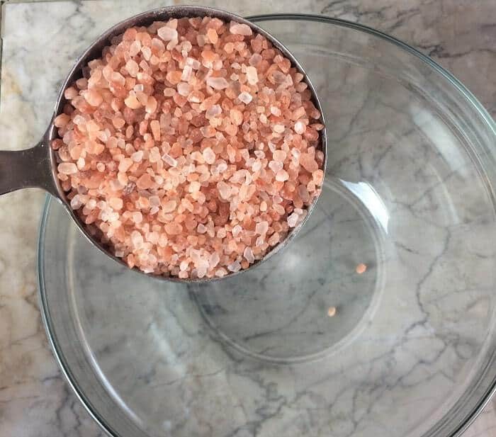 DIY floral bath salts -- a great source of minerals and trace elements, and help remove toxins from your skin. Plus depending on the essential oils you choose to use, they can help calm, improve sleep, reduce inflammation, ease achy muscles, lessen anxious feelings, improve circulation, and soothe dry, irritated skin. #essentialoils #essentialoilrecipes #bathsalts #naturalDIY #naturalbeauty #essentialoilDIY #essentialoilgifts #DIYgifts