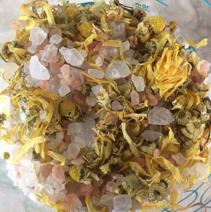 DIY floral bath salts -- a great source of minerals and trace elements, and help remove toxins from your skin. Plus depending on the essential oils you choose to use, they can help calm, improve sleep, reduce inflammation, ease achy muscles, lessen anxious feelings, improve circulation, and soothe dry, irritated skin. #essentialoils #essentialoilrecipes #bathsalts #naturalDIY #naturalbeauty #essentialoilDIY #essentialoilgifts #DIYgifts