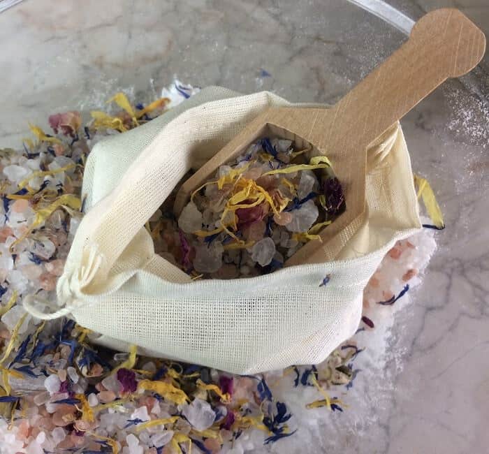 DIY floral bath salts -- a great source of minerals and trace elements, and help remove toxins from your skin. Plus depending on the essential oils you choose to use, they can help calm, improve sleep, reduce inflammation, ease achy muscles, lessen anxious feelings, improve circulation, and soothe dry, irritated skin. #essentialoils #essentialoilrecipes #bathsalts #naturalDIY #naturalbeauty #essentialoilDIY #essentialoilgifts #DIYgifts