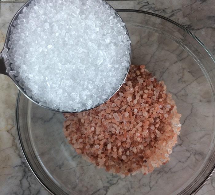 DIY floral bath salts -- a great source of minerals and trace elements, and help remove toxins from your skin. Plus depending on the essential oils you choose to use, they can help calm, improve sleep, reduce inflammation, ease achy muscles, lessen anxious feelings, improve circulation, and soothe dry, irritated skin. #essentialoils #essentialoilrecipes #bathsalts #naturalDIY #naturalbeauty #essentialoilDIY #essentialoilgifts #DIYgifts