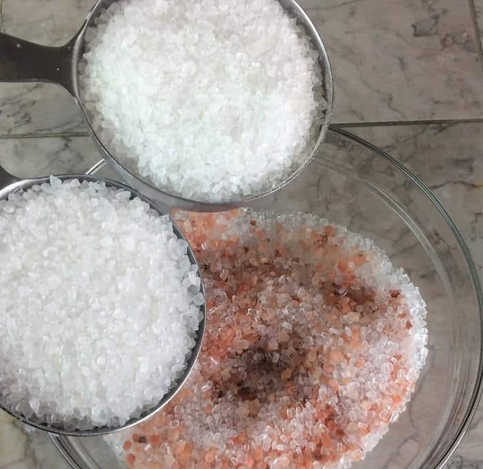 DIY floral bath salts -- a great source of minerals and trace elements, and help remove toxins from your skin. Plus depending on the essential oils you choose to use, they can help calm, improve sleep, reduce inflammation, ease achy muscles, lessen anxious feelings, improve circulation, and soothe dry, irritated skin. #essentialoils #essentialoilrecipes #bathsalts #naturalDIY #naturalbeauty #essentialoilDIY #essentialoilgifts #DIYgifts