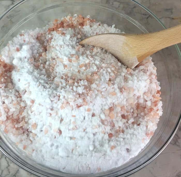 DIY floral bath salts -- a great source of minerals and trace elements, and help remove toxins from your skin. Plus depending on the essential oils you choose to use, they can help calm, improve sleep, reduce inflammation, ease achy muscles, lessen anxious feelings, improve circulation, and soothe dry, irritated skin. #essentialoils #essentialoilrecipes #bathsalts #naturalDIY #naturalbeauty #essentialoilDIY #essentialoilgifts #DIYgifts