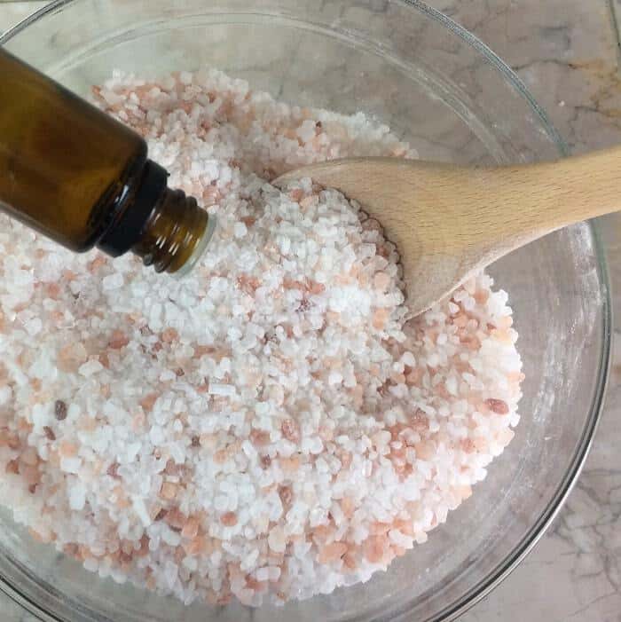 DIY floral bath salts -- a great source of minerals and trace elements, and help remove toxins from your skin. Plus depending on the essential oils you choose to use, they can help calm, improve sleep, reduce inflammation, ease achy muscles, lessen anxious feelings, improve circulation, and soothe dry, irritated skin. #essentialoils #essentialoilrecipes #bathsalts #naturalDIY #naturalbeauty #essentialoilDIY #essentialoilgifts #DIYgifts
