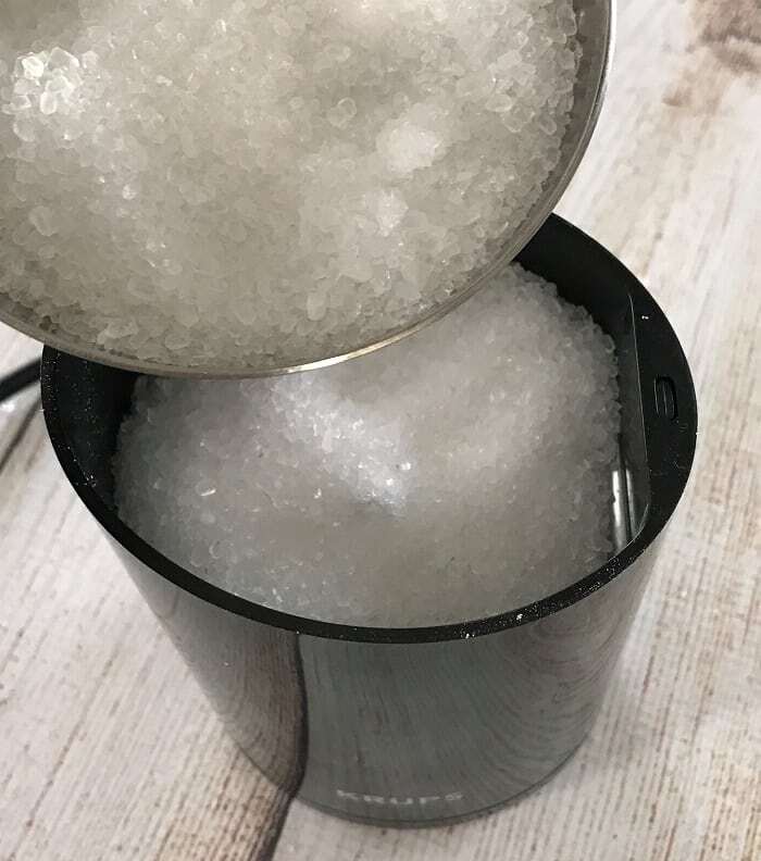 Easy homemade hand scrub recipe with essential oils to exfoliate dry skin. All natural, inexpensive, & easy to make. Adorable, free printable labels - Great for DIY gifts! man, gardener, mechanic, Christmas, Mother's Day. Made with Epsom salt, baking soda, and lemon and lavender essential oil. #essentialoils #essentialoilrecipes #essentialoilDIY #handscrub #naturalDIY #easyDIY #naturalbeauty