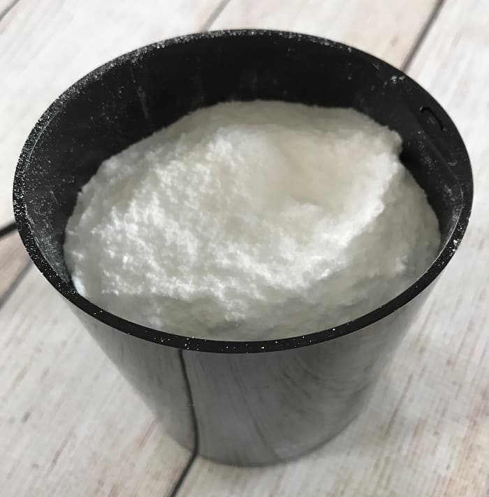 Easy homemade hand scrub recipe with essential oils to exfoliate dry skin. All natural, inexpensive, & easy to make. Adorable, free printable labels - Great for DIY gifts! man, gardener, mechanic, Christmas, Mother's Day. Made with Epsom salt, baking soda, and lemon and lavender essential oil. #essentialoils #essentialoilrecipes #essentialoilDIY #handscrub #naturalDIY #easyDIY #naturalbeauty