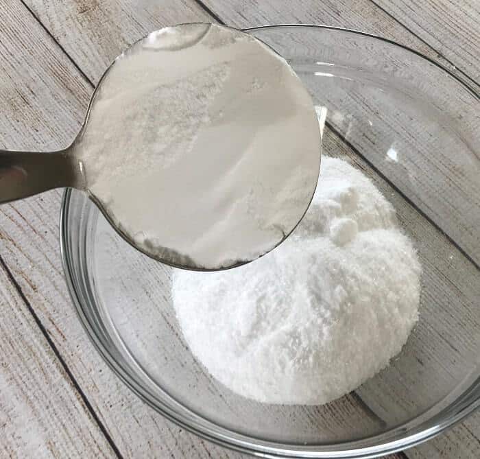 Easy homemade hand scrub recipe with essential oils to exfoliate dry skin. All natural, inexpensive, & easy to make. Adorable, free printable labels - Great for DIY gifts! man, gardener, mechanic, Christmas, Mother's Day. Made with Epsom salt, baking soda, and lemon and lavender essential oil. #essentialoils #essentialoilrecipes #essentialoilDIY #handscrub #naturalDIY #easyDIY #naturalbeauty