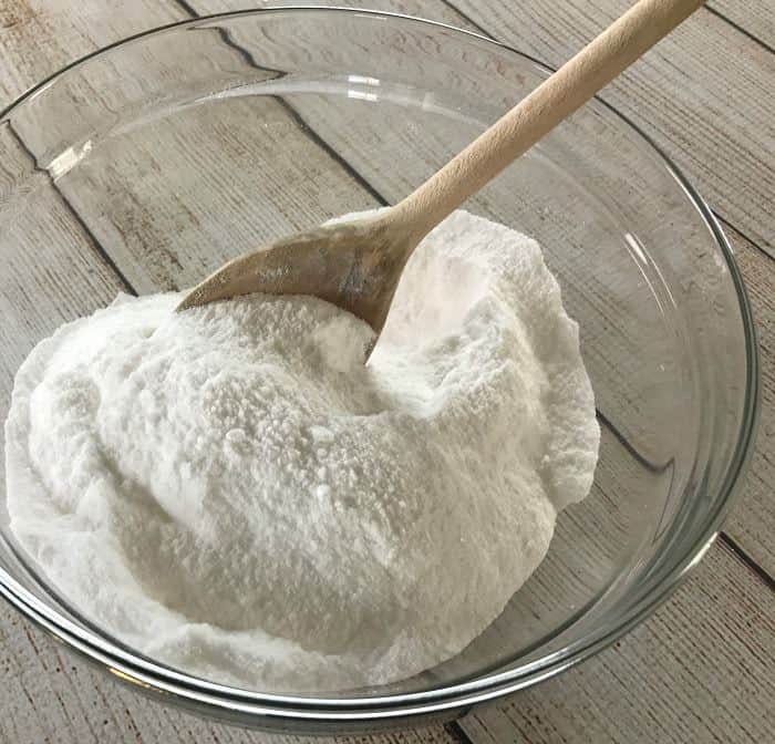 Easy homemade hand scrub recipe with essential oils to exfoliate dry skin. All natural, inexpensive, & easy to make. Adorable, free printable labels - Great for DIY gifts! man, gardener, mechanic, Christmas, Mother's Day. Made with Epsom salt, baking soda, and lemon and lavender essential oil. #essentialoils #essentialoilrecipes #essentialoilDIY #handscrub #naturalDIY #easyDIY #naturalbeauty