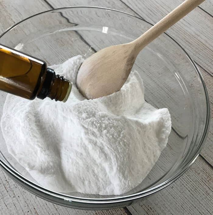 Easy homemade hand scrub recipe with essential oils to exfoliate dry skin. All natural, inexpensive, & easy to make. Adorable, free printable labels - Great for DIY gifts! man, gardener, mechanic, Christmas, Mother's Day. Made with Epsom salt, baking soda, and lemon and lavender essential oil. #essentialoils #essentialoilrecipes #essentialoilDIY #handscrub #naturalDIY #easyDIY #naturalbeauty